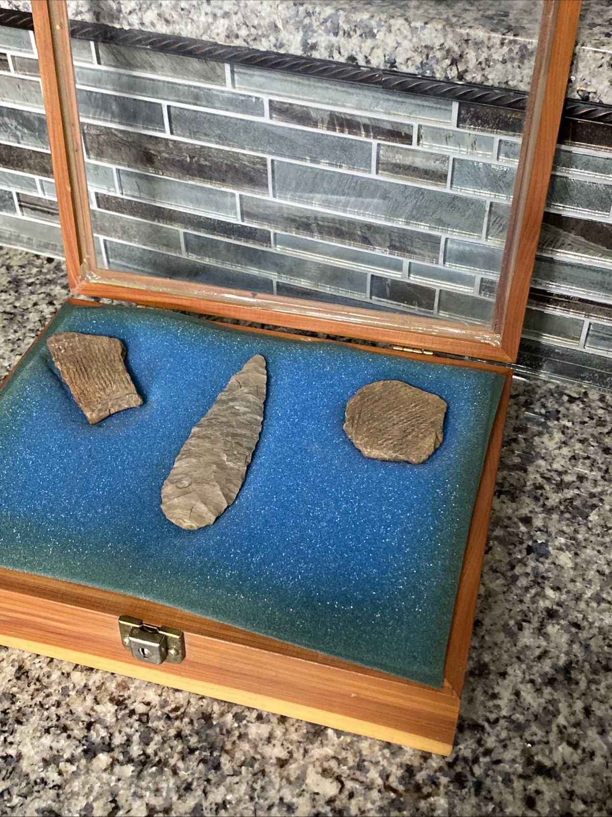 5-1/2” INDIAN ARTIFACT LERMA style BLADE FROM Mid Tn. Display Case & Pottery