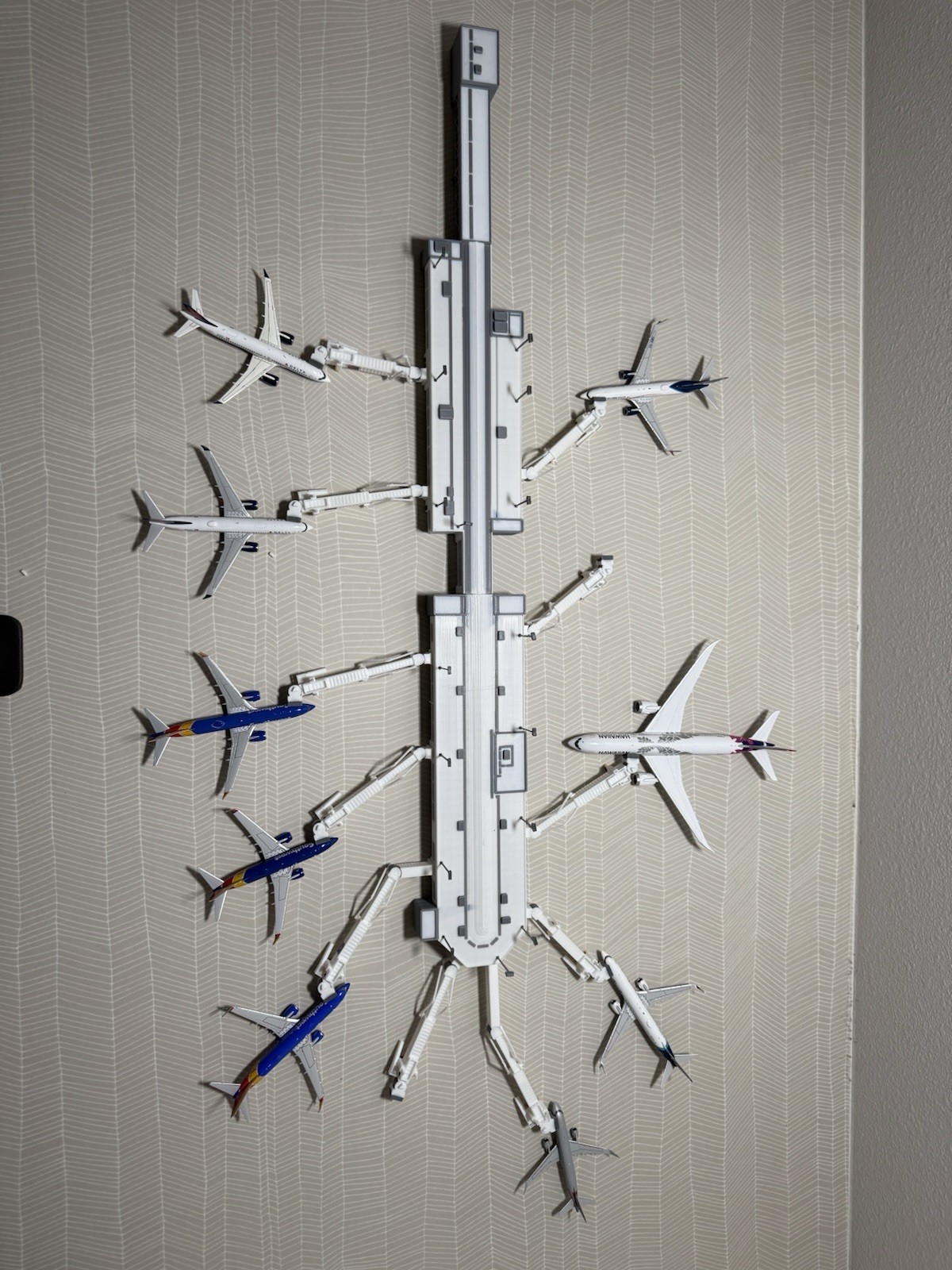 1:400 Model Airport Domestic Terminal w Functional Jet bridges (11)