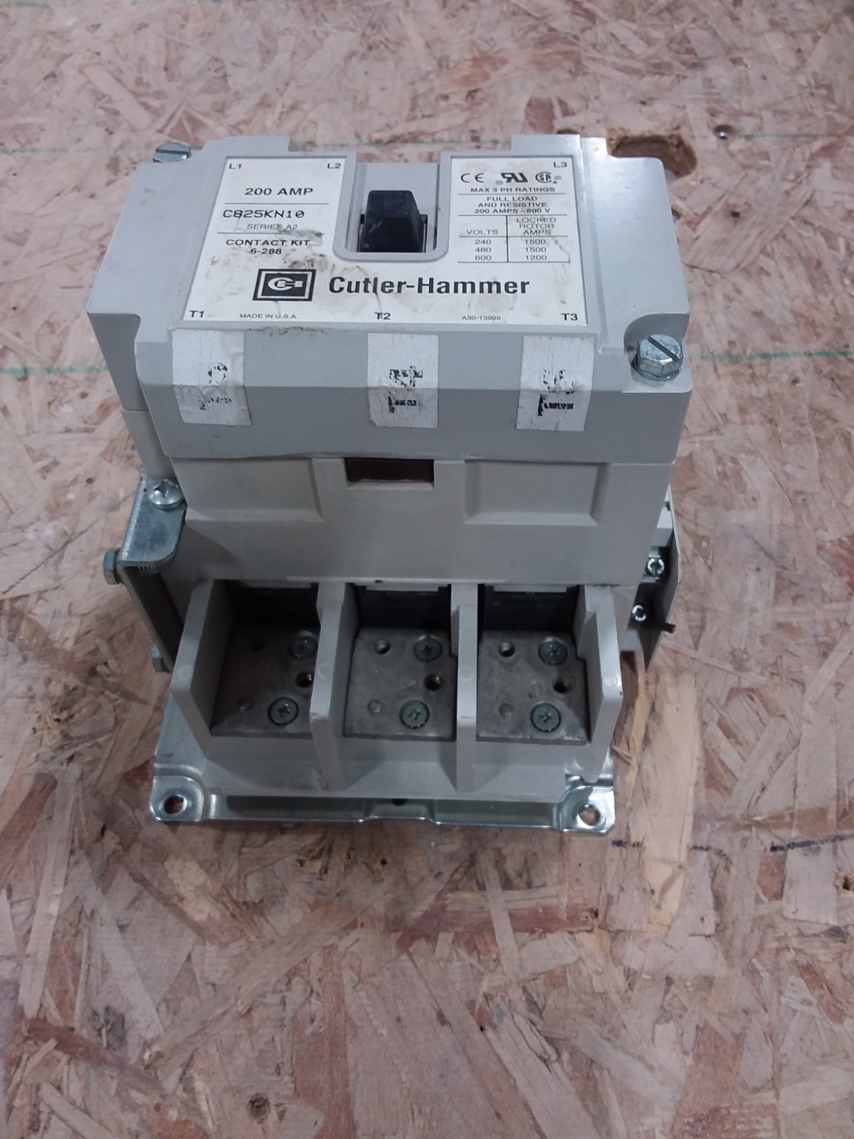 Cutler Hammer C825KN10 200 Amp  600V  3 Pole 120 Volt Coil  Contactor