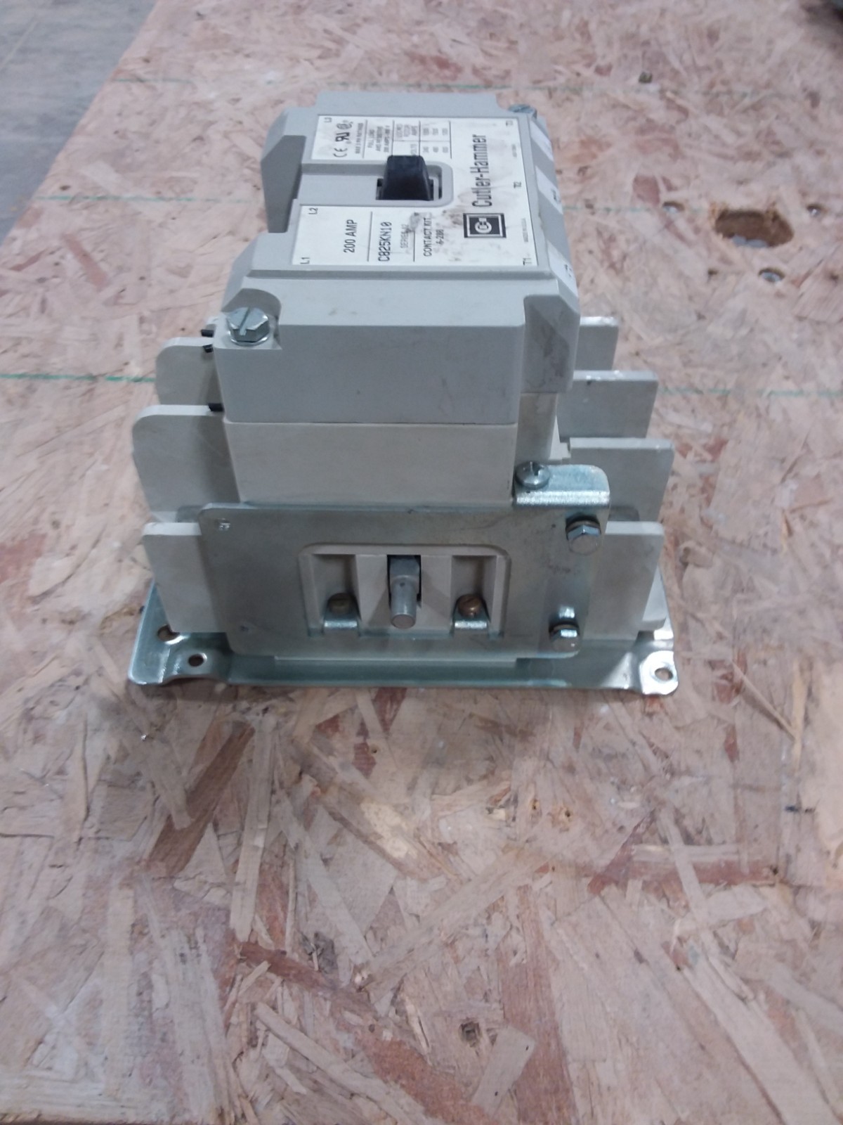 Cutler Hammer C825KN10 200 Amp 600V 3 Pole 120 Volt Coil Contactor