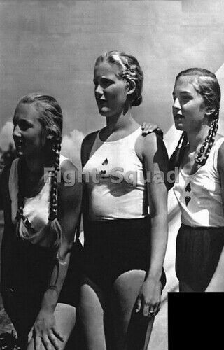 WW2 Picture Photo Deutscher Mädel League of German Girls Watching 2591