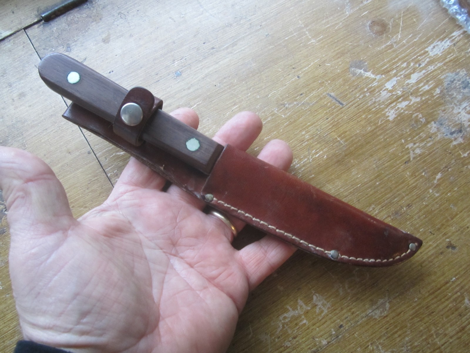 CATTARAUGUS KNIFE - MAHOGANY HANDLE & ORIGINAL LEATHER SHEATH