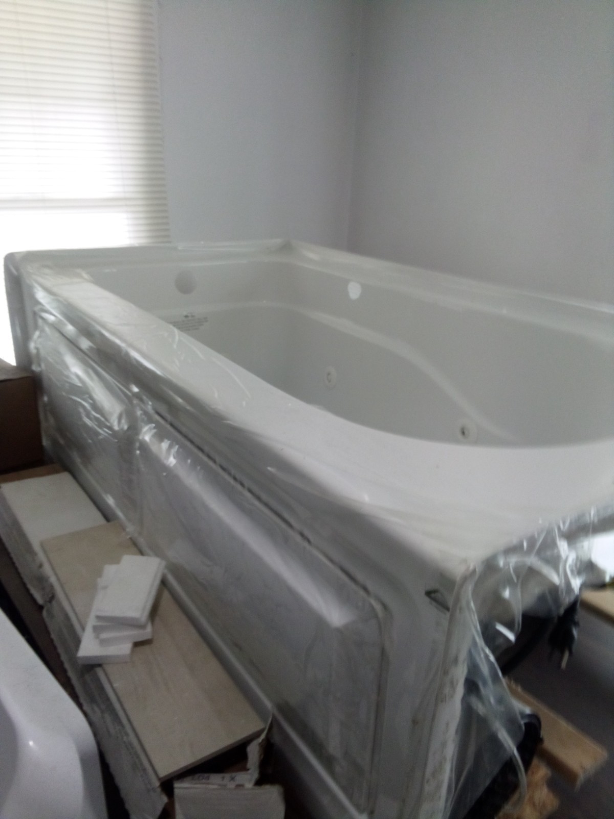 ACRYLIC SOAKING TUB – MADE IN USA. SIZE: 5’ ¼” x 4’ 5” w/Jets NEW