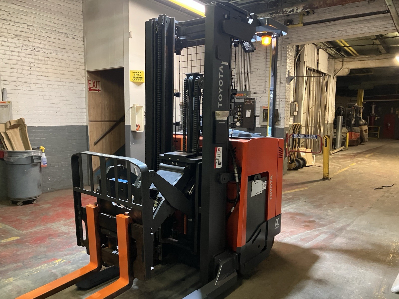 2019 Toyota 3500 LB Reach Forklift 211 Max Lift Model # 9BRU18