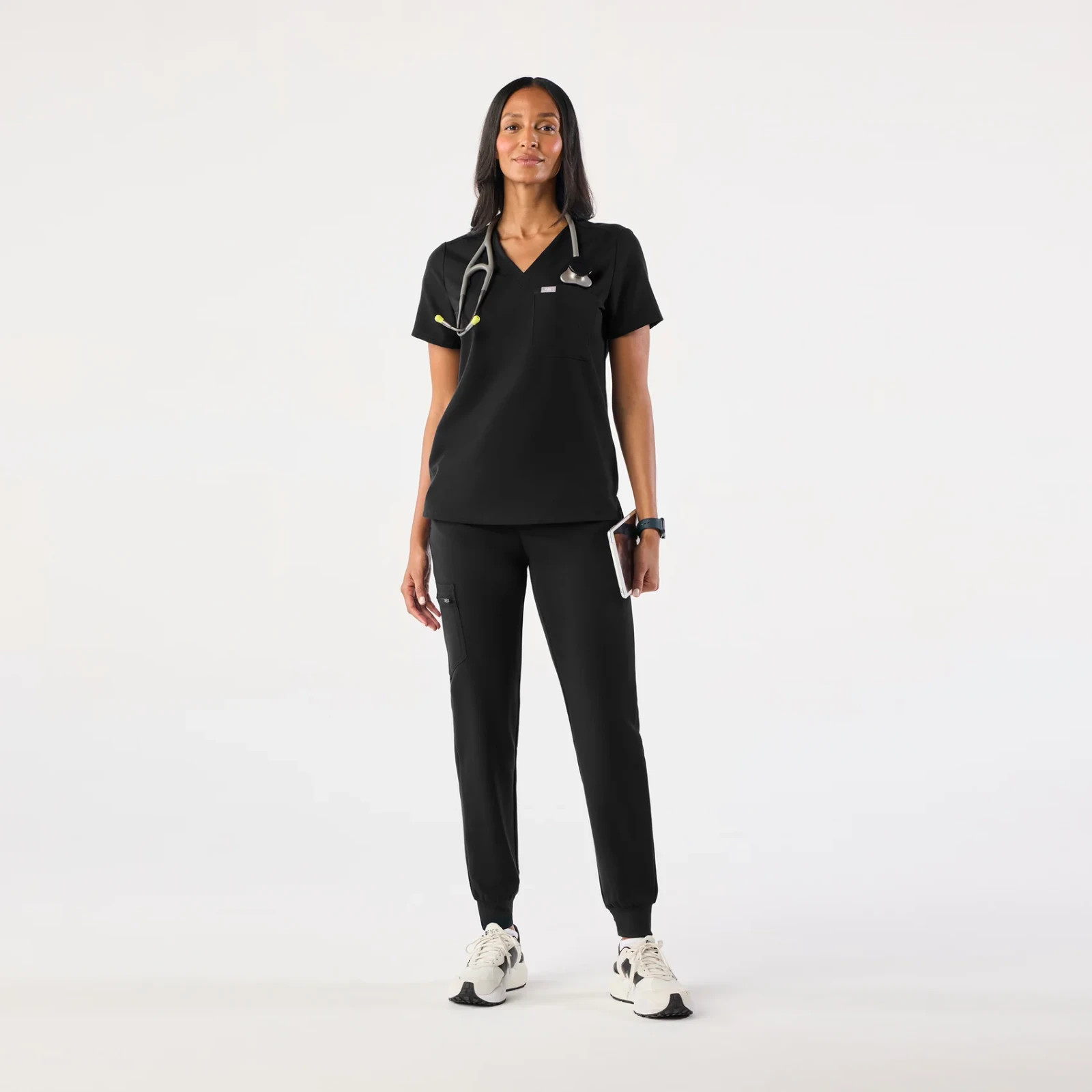 NEW FIGS Catarina One-Pocket Scrub Top & Zamora Jogger Pants Set – Black