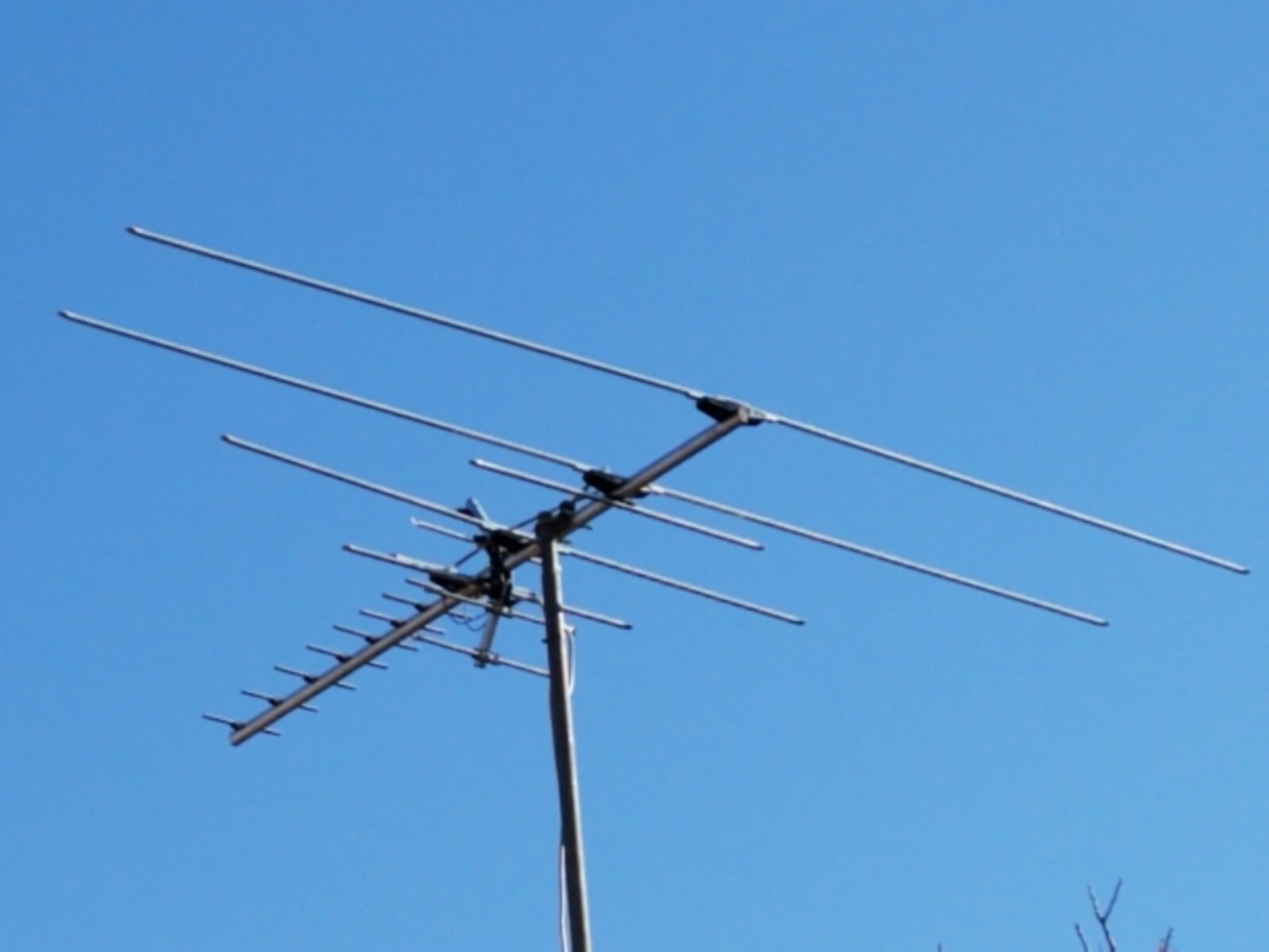 250 Mile Long Range HDTV1080p Outdoes 990 m TV Antenna Digital UHF/VHF FM Radio