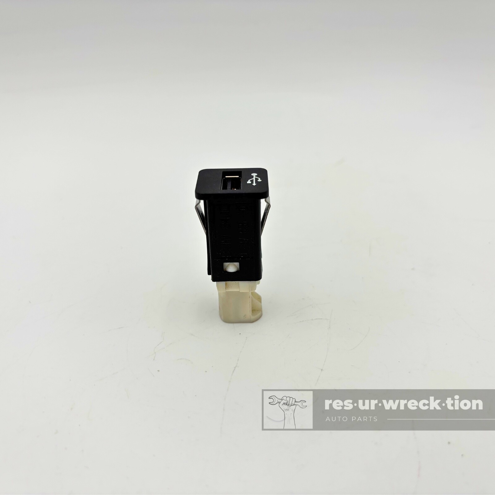 BMW USB Socket Port 1 3 5 6 7 X5 X6 Z4 E90 E91 E60 E61 OEM 9237656