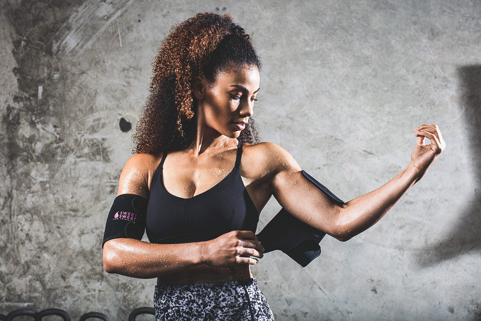 Sweet Sweat Arm Trimmer for Men & Women - Includes Mesh Carrying Bag (Pink, L)