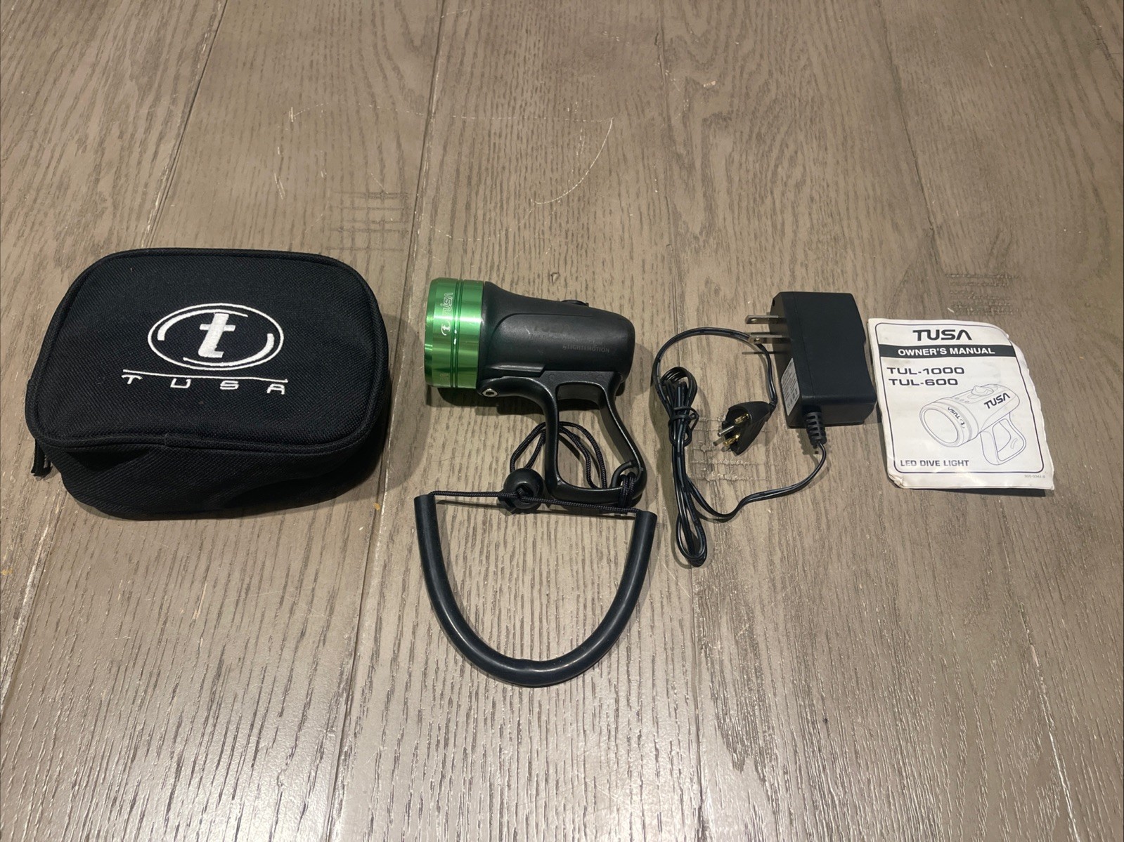 TUSA TUL-600 LED Dive Light With Case, Charger, and Manual