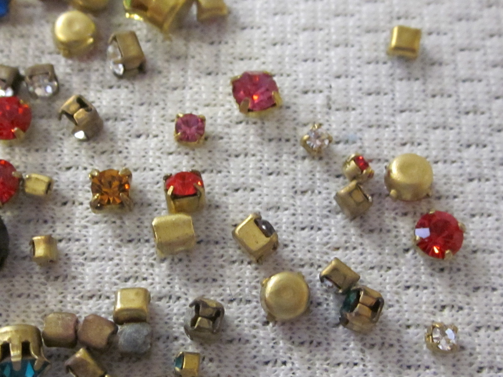 ALL SWAROVSKI SINGLE RHINESTONES IN SETTINGS 50 ROUND CRYSTAL LOT VTG JEWELRY