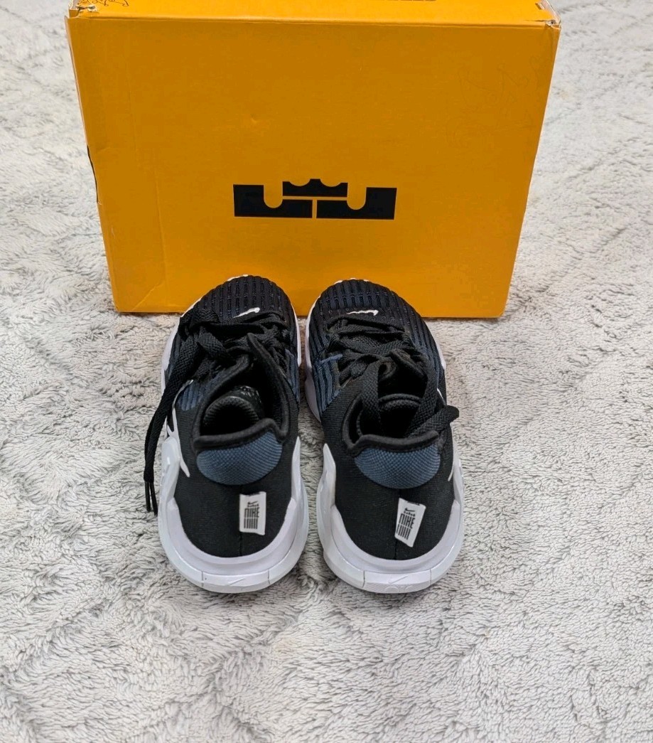 Nike Lebron Witness VI (GS) Black White Basketball Shoes Boys Size 4Y DD0423-002