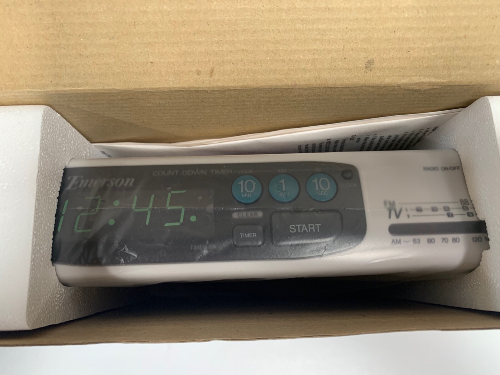 Vtg NEW Emerson Model CK5935C Under Cabinet Space Saver AM-FM Radio Clock (A17)