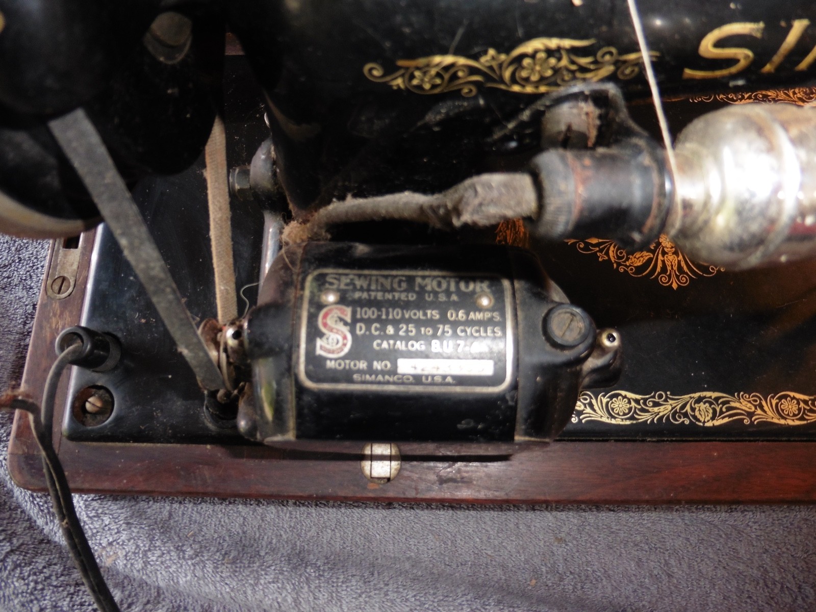 Vintage Singer Sewing Machine Serial# AB670423 BU7 Sewing Motor