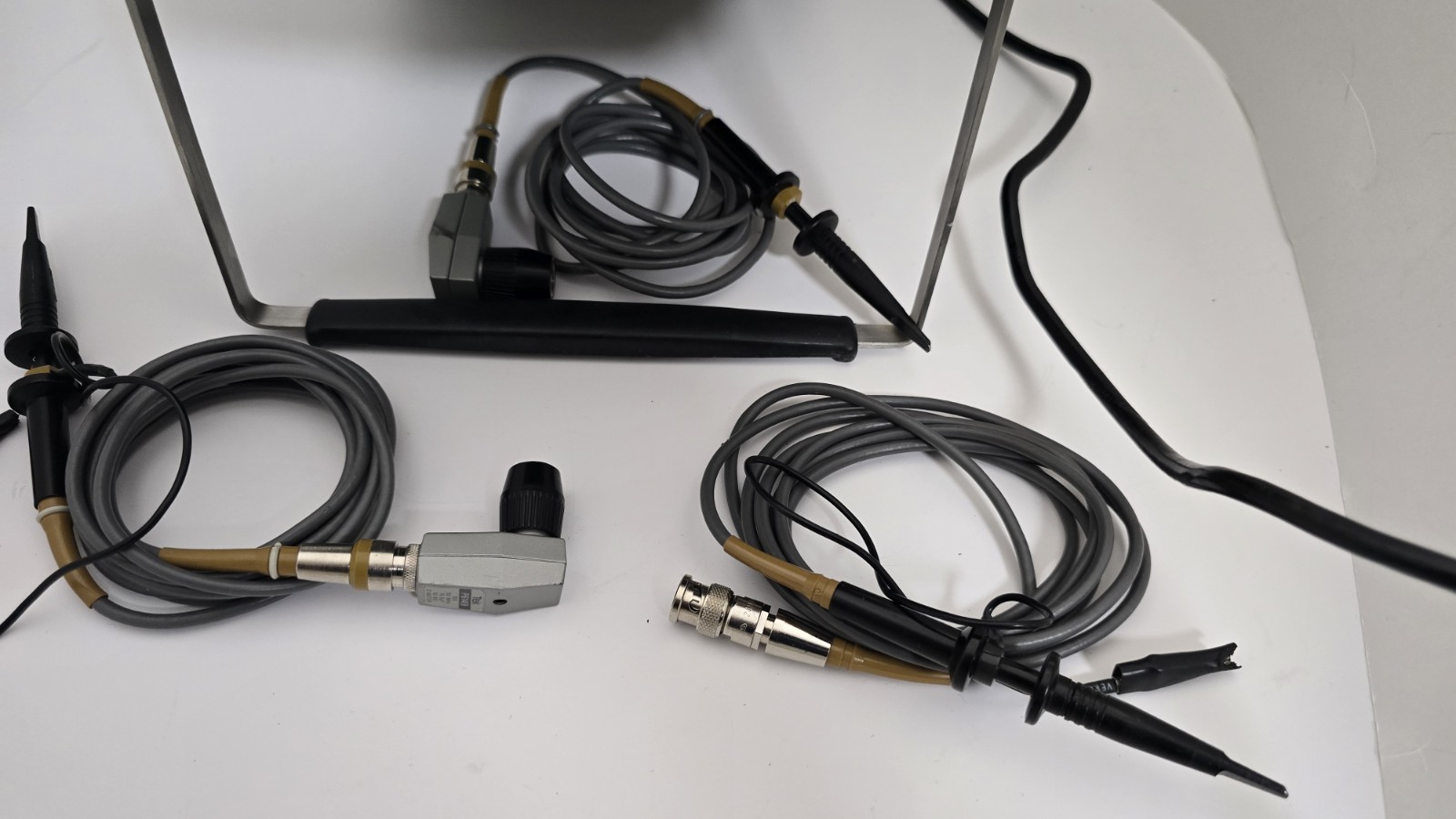 Sony Tektronix 335 Oscilloscope - Dual trace 35MHz small portable W/3 Probes