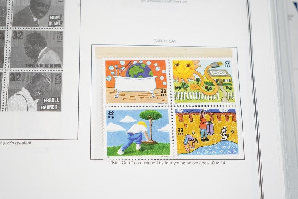 US 1990s-2000s COLLECTION OF 450+ STAMPS MINT & UESD STORED IN HARRIS ALBUM