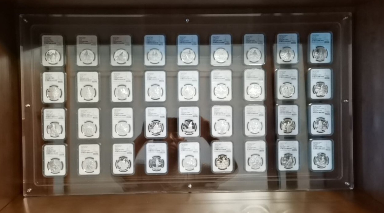 CUSTOMIZE Crystal Acrylic Wall/Table Banknote Bundle Strap Display Storage Case