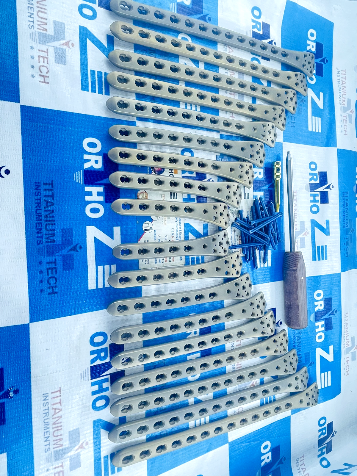 Distal femur Locking plates (5-13H) with 5mm Locking screws in Titanium grade 5