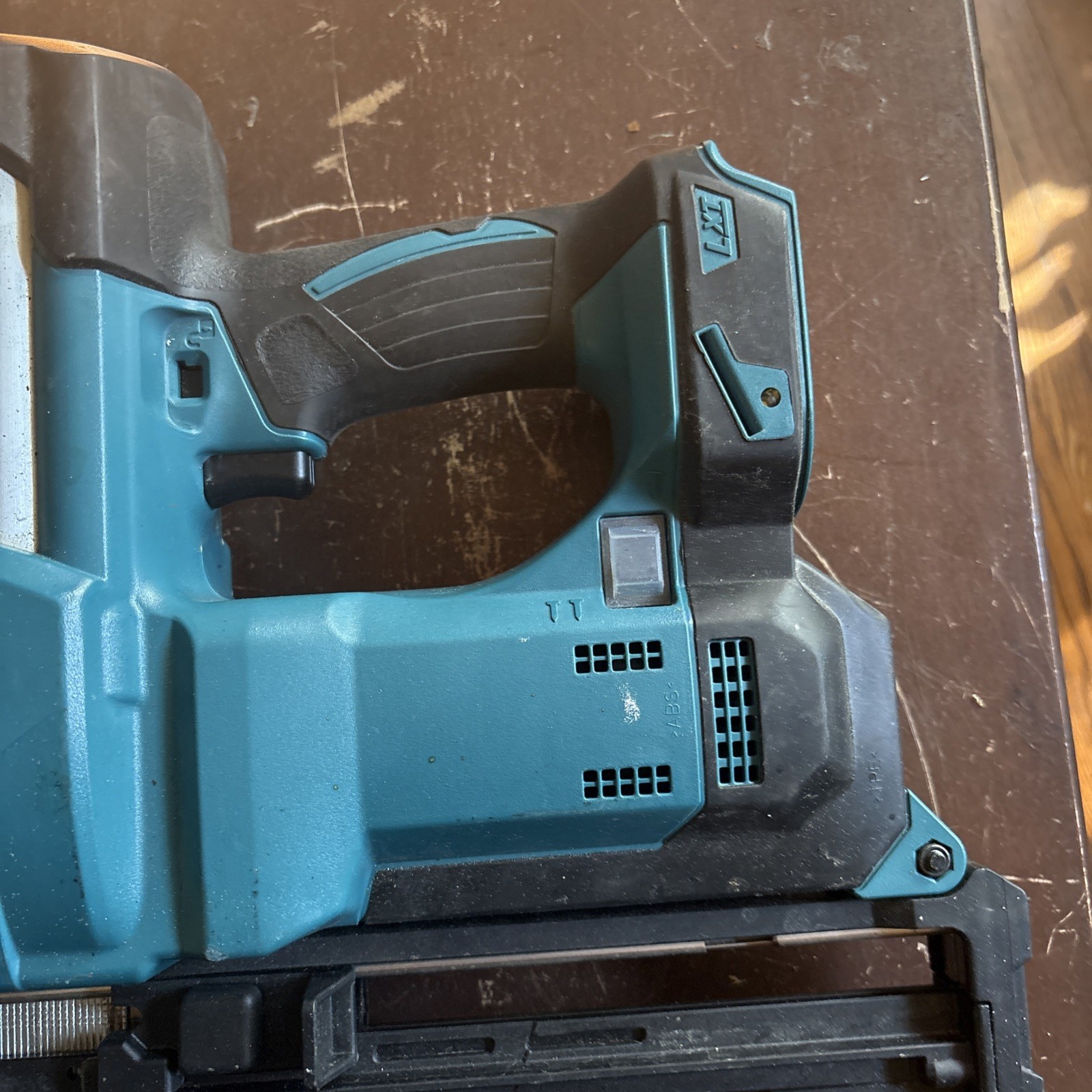 Makita XNB02Z 18V LXT 16-Gauge Cordless 2-1/2 in. Straight Finish Nailer