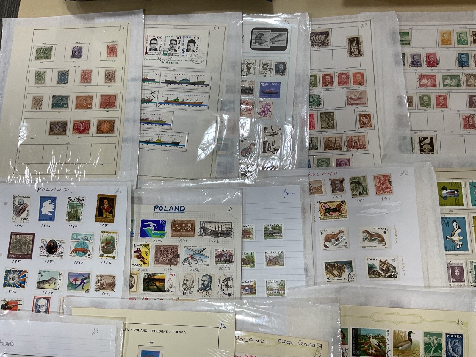 Poland stamps. Ex dealer leaves. Mint/Used. Vintage to modern. 1.8kg G101