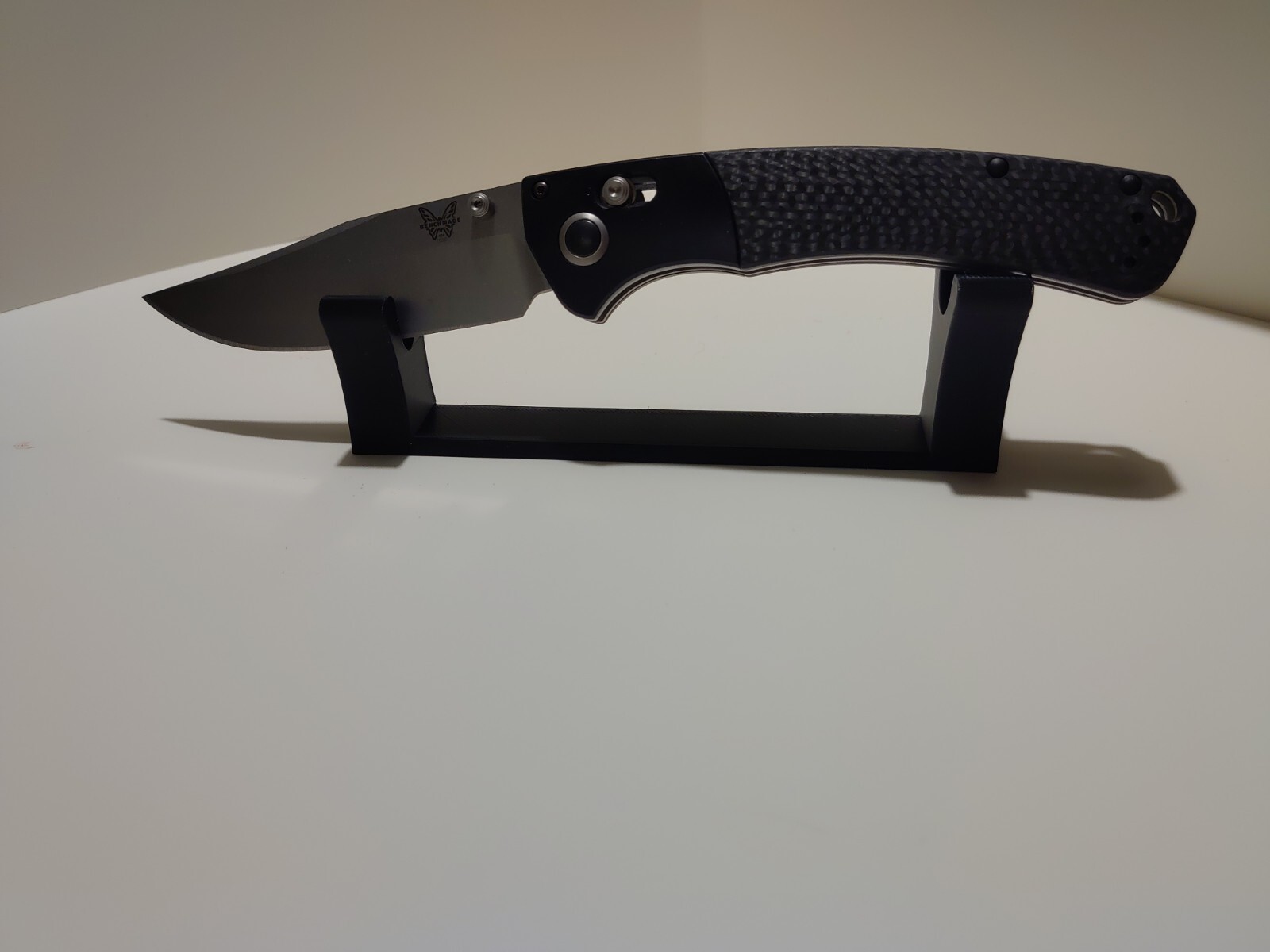 Universal knife display stand