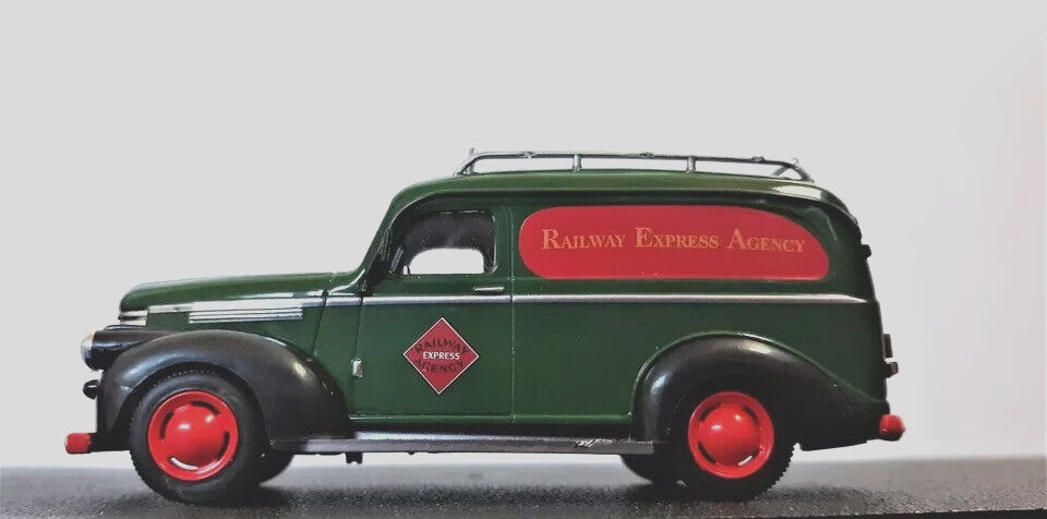 Retired 1:48 Die-Cast Railway Express 1946 Chevrolet Panel Truck New in Box