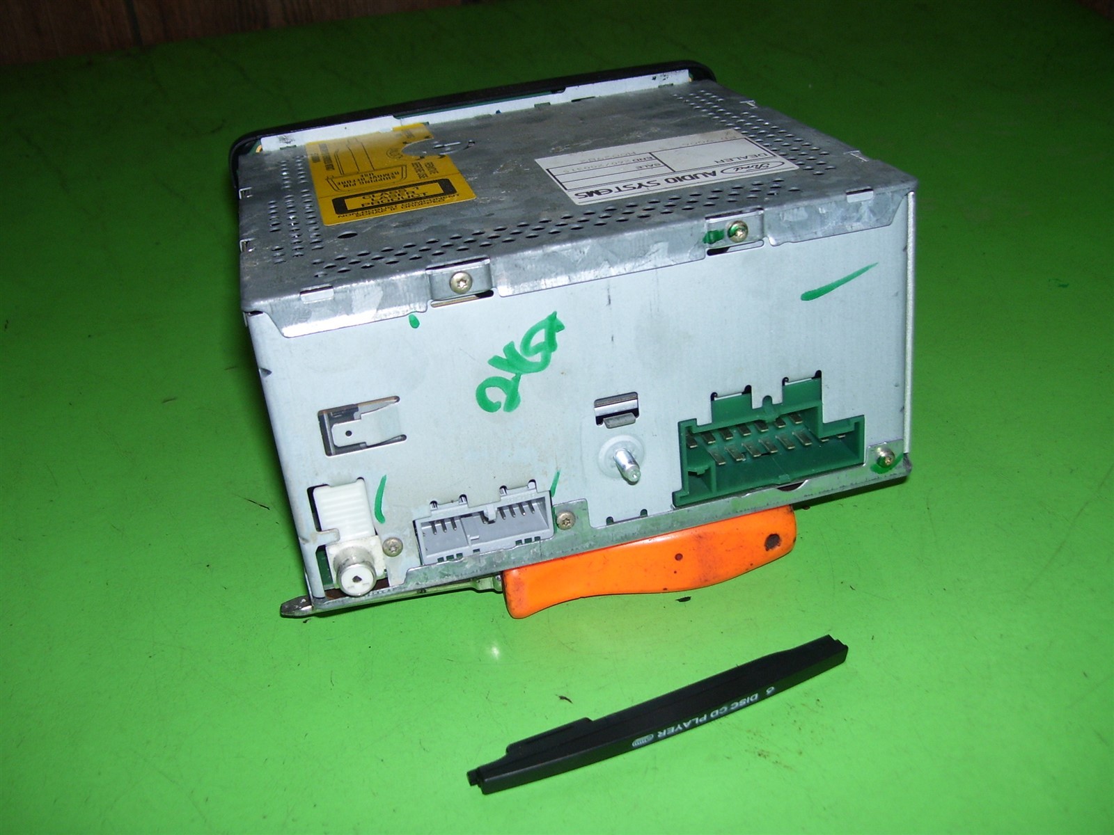 2002 Ford Focus SVT Radio Stereo 6-Disc CD Changer FOR PARTS ONLY Damaged