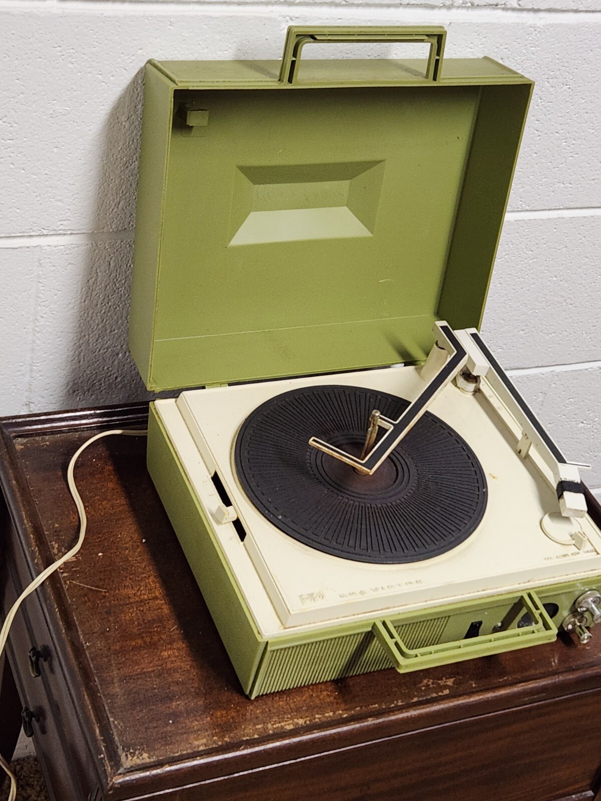 RCA Victor Record Player VLP26G AM Radio Vtg Green Portable PARTS REPAIR BROKEN