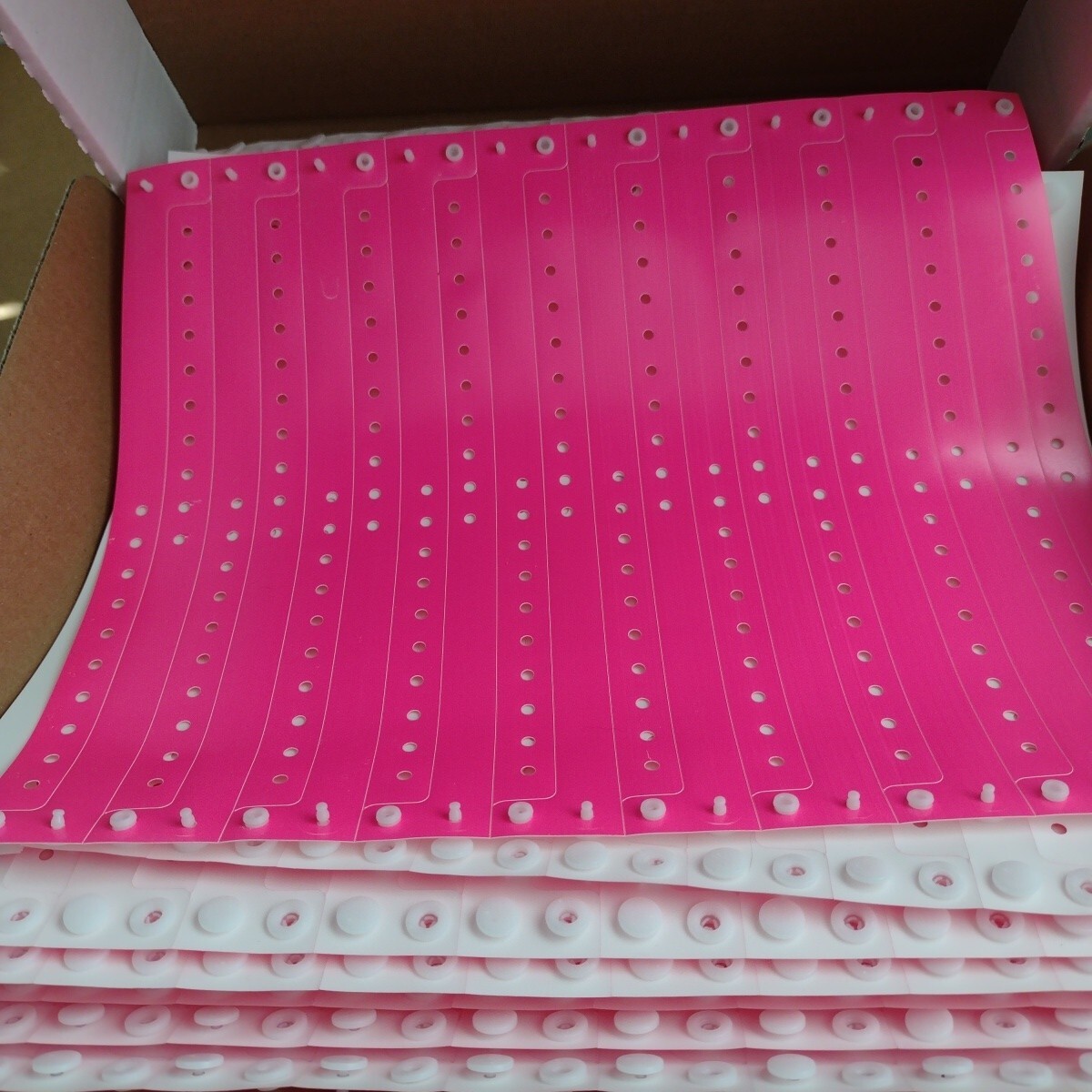 500 bright neon Pink vinyl L Shaped wrist bands events with snap Security