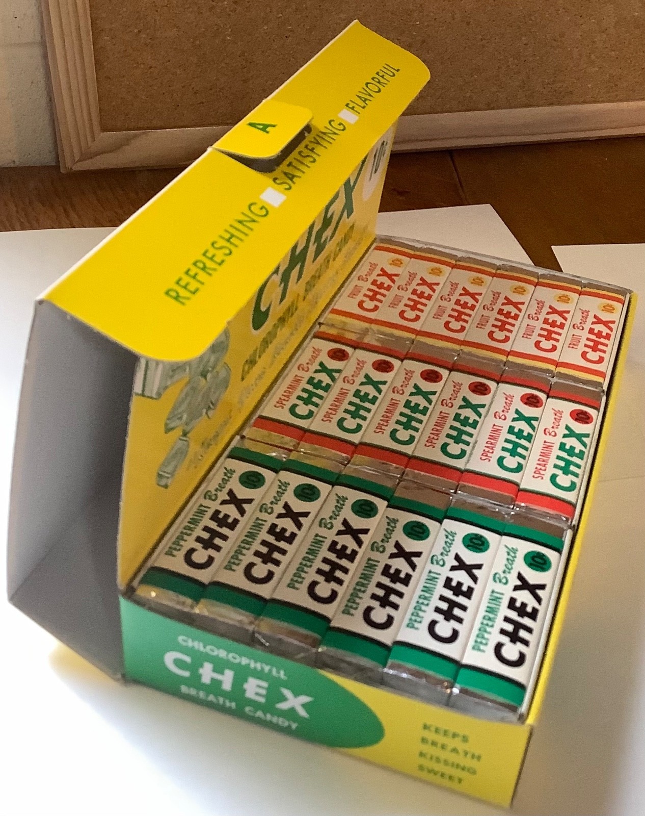 VINTAGE 1940s ADVERTISING CHEX CHLOROPHYLL BREATH CANDY & DISPLAY NIB DEAD STOCK