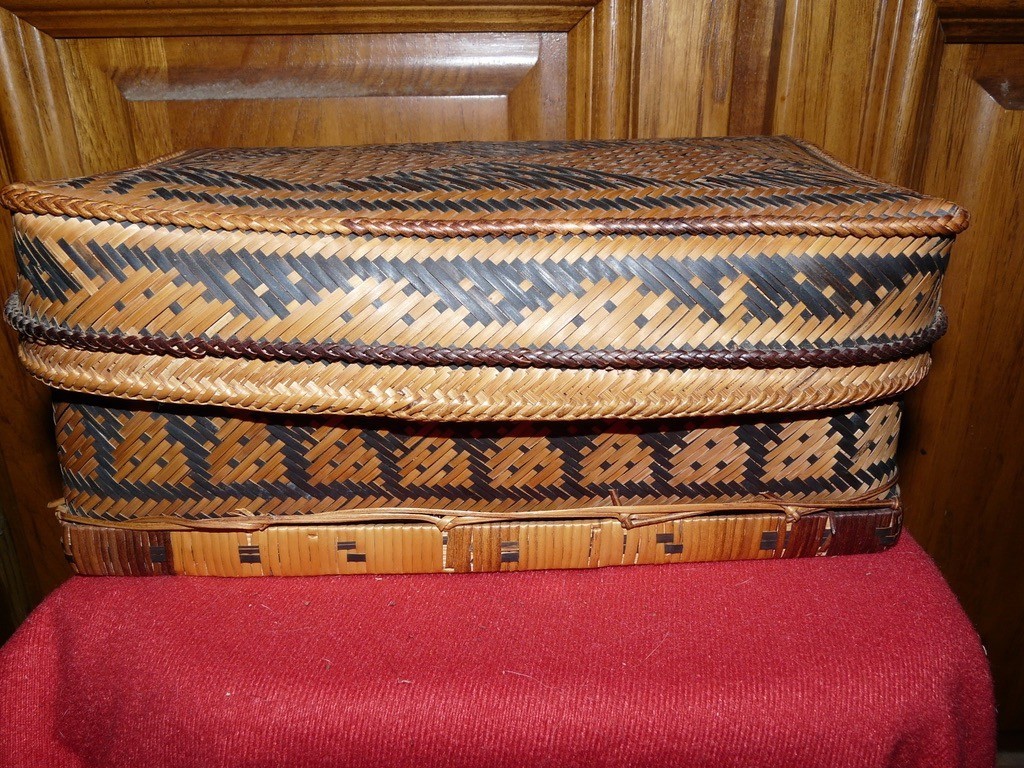 WAIWAI BRAZIL AMAZON INDIAN SHAMAN BASKET WITH HEADDRESS