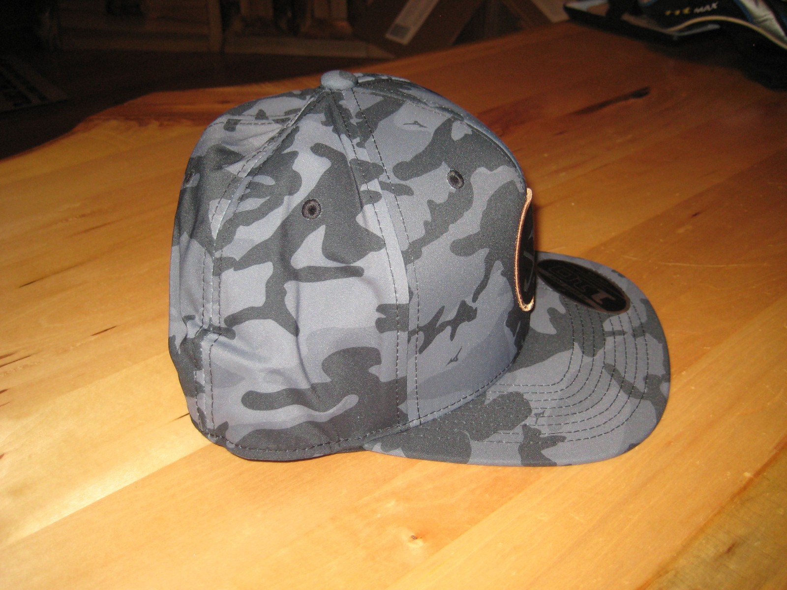 BRAND NEW Mizuno Crossed Clubs Snapback Tour cap Black Camo hat deal