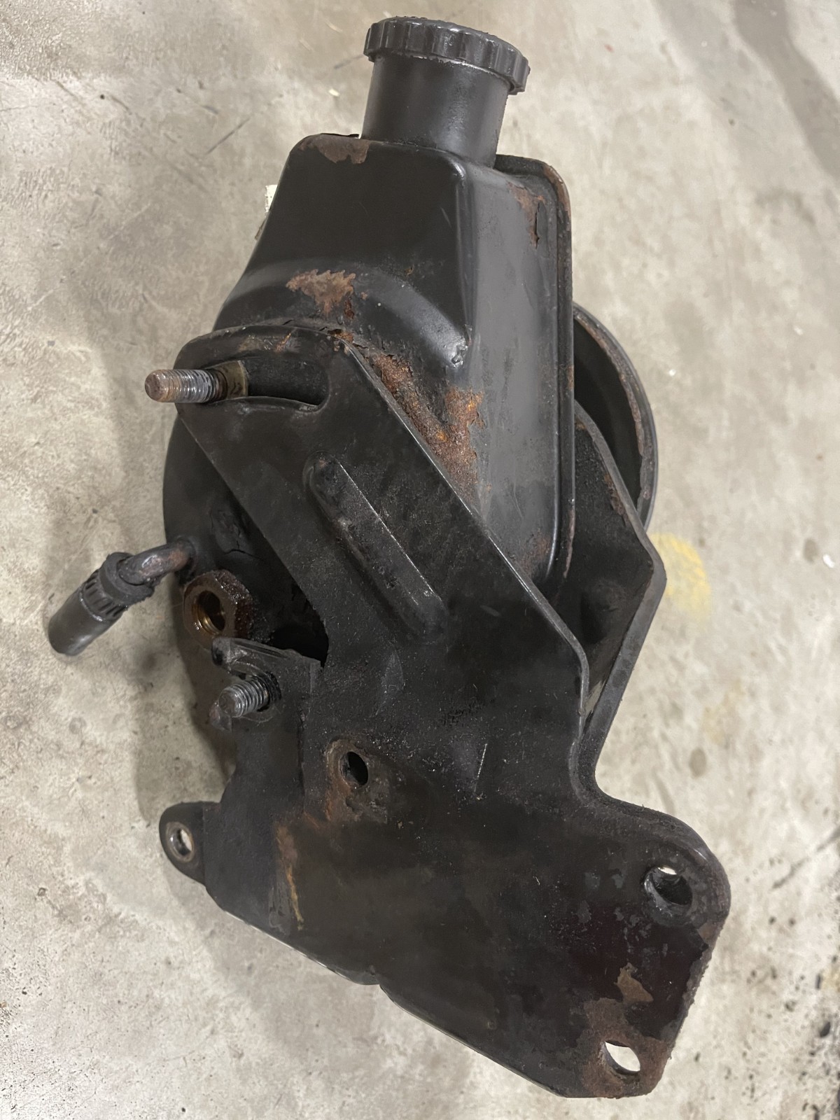 Mercruiser 5.0 / 5.7 Power Steering Pump # 16792A1 / 26007703 with bracket