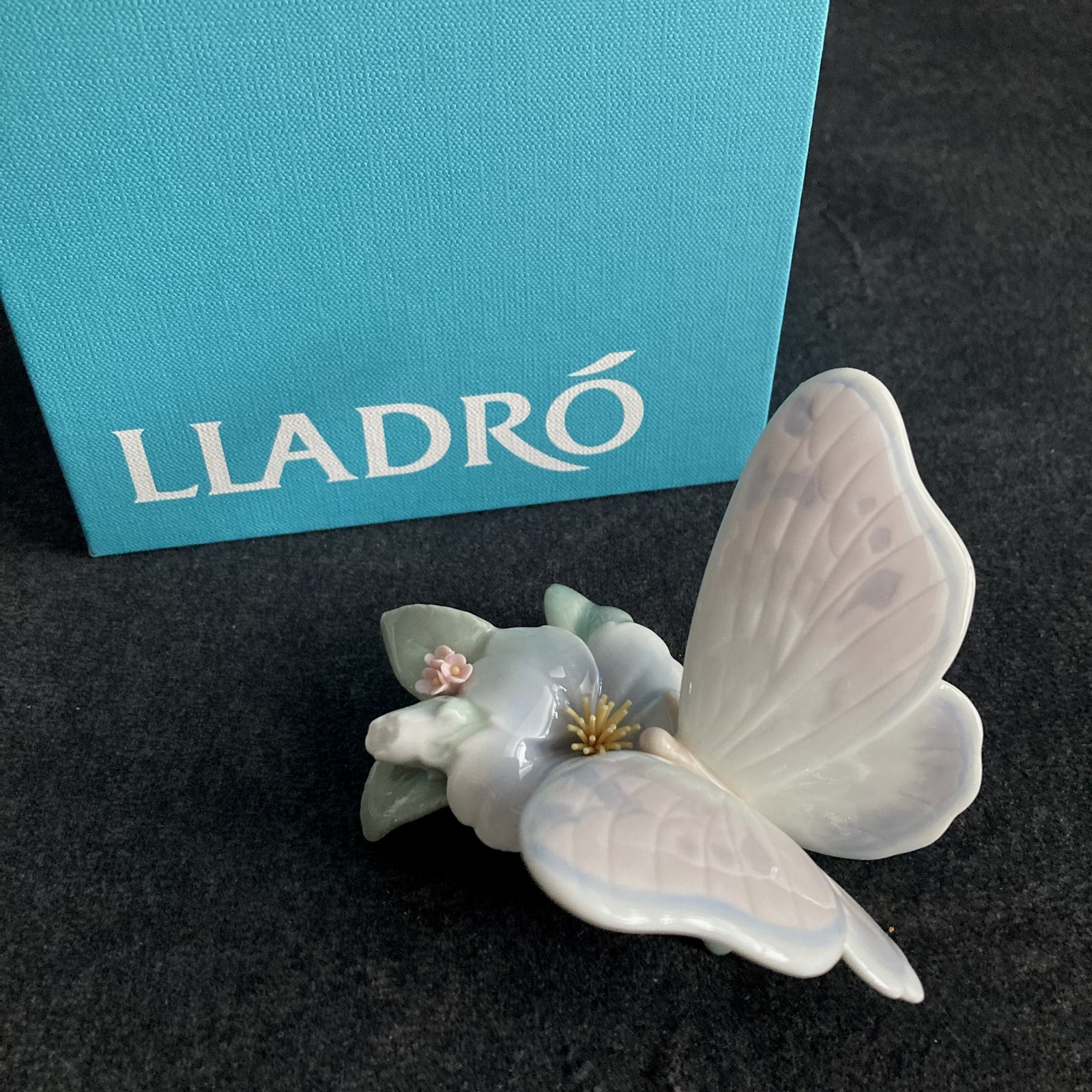 LLADRO Butterfly Figurine #06330 "Refreshing Pause" New in Box