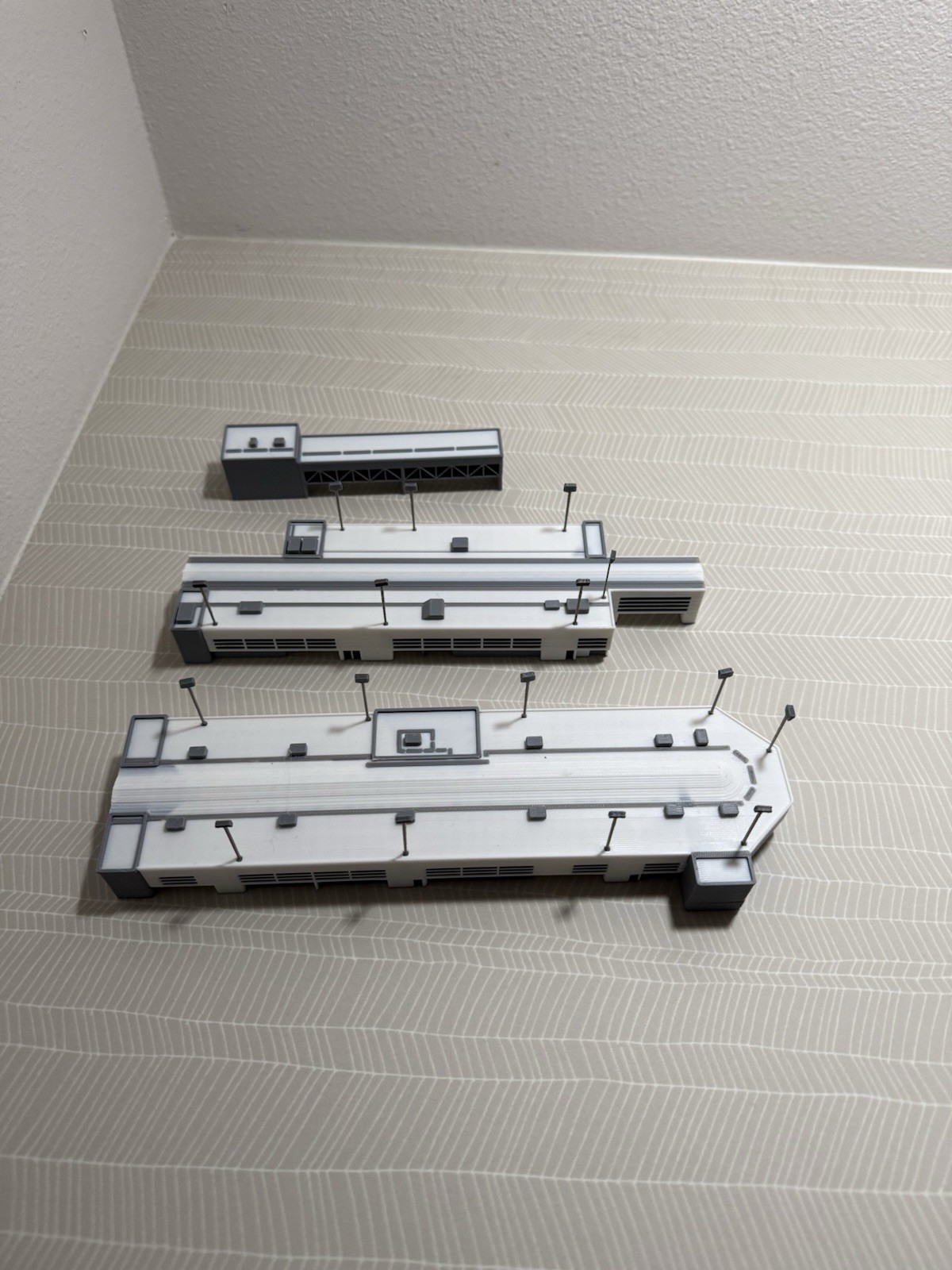 1:400 Model Airport Domestic Terminal w Functional Jet bridges (11)