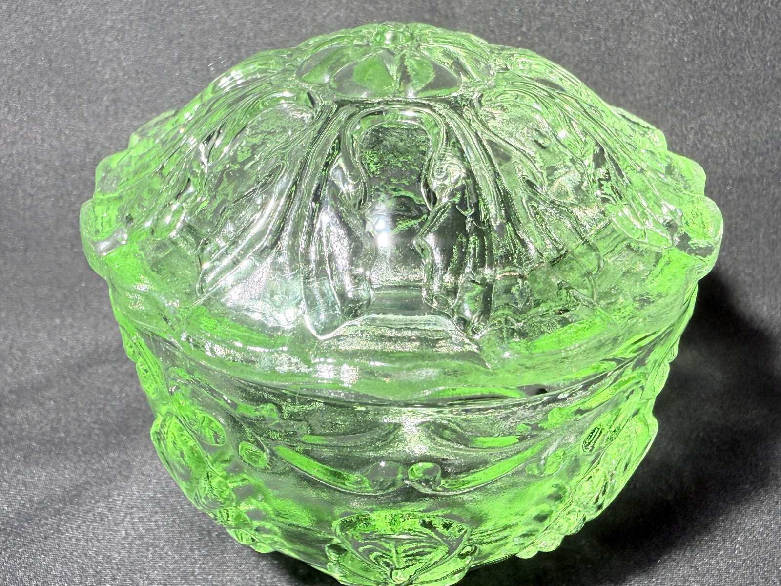 Green Vaseline Uranium glass covered candy dish coffee sugar jar bowl / selenium