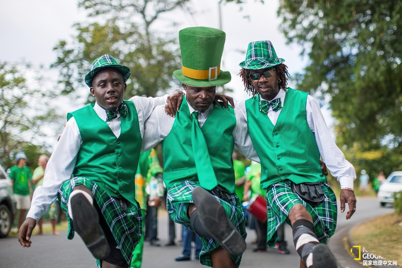 St Patricks Day Green Top Hat,Velvet Green Shamrock Hat, Irish Leprechaun Plu...