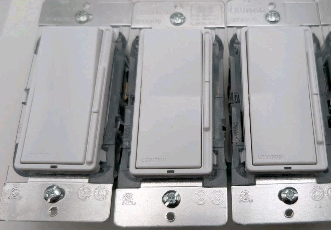 LEVITON DSL06-3PW Decora Rocker Dimmer With Slide Bar White (Open Box)