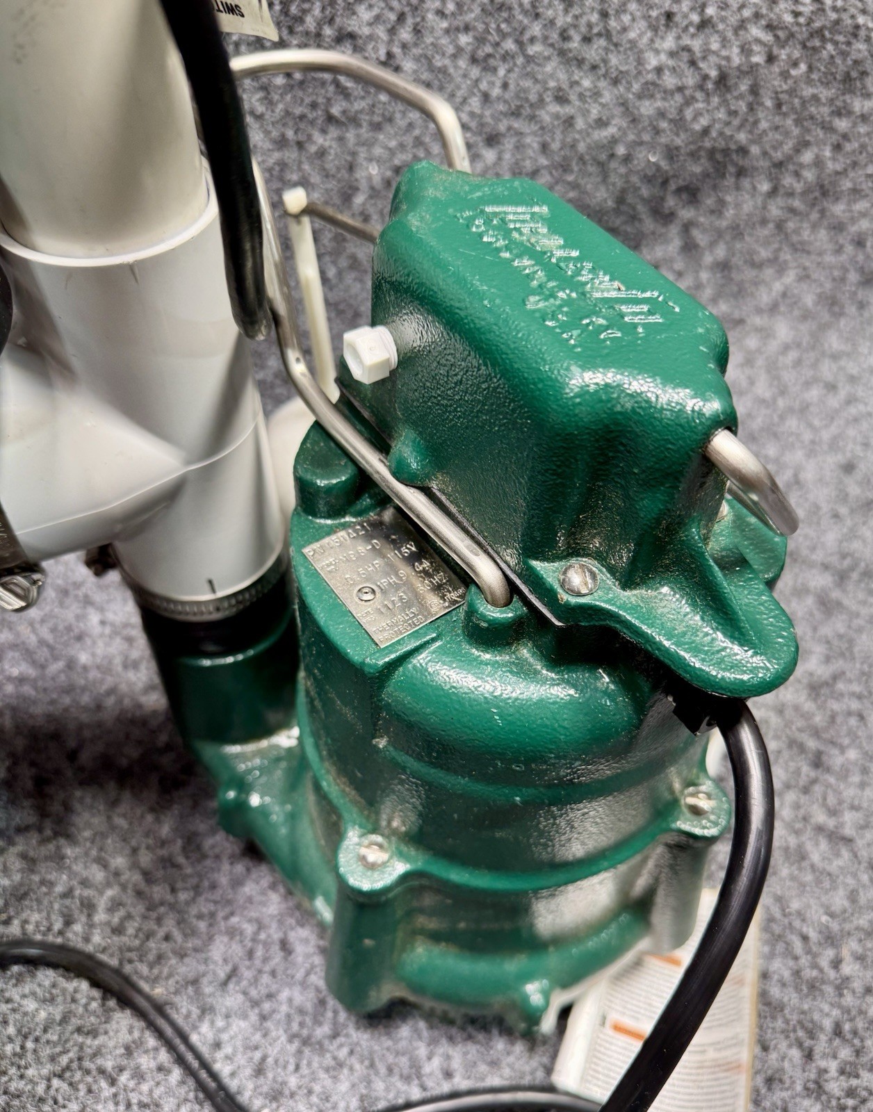 Zoeller 508-0007 Submersible Battery Back-Up Sump Pump System 115V / 12V DC