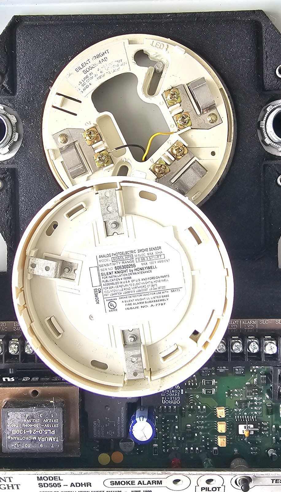 SILENT KNIGHT SD505-ADHR Duct Detector (built-in Relay) w/SD505-APS Smoke Head