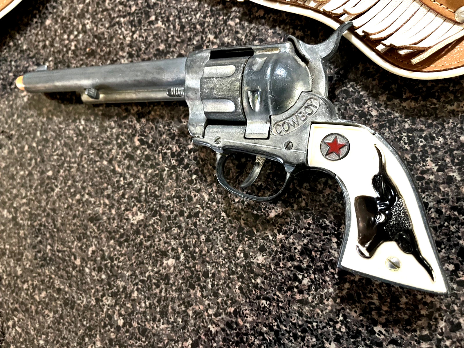 Outstanding Keyston horseshoe holster w/WOW Hubley Cowboy toy cap gun pistols