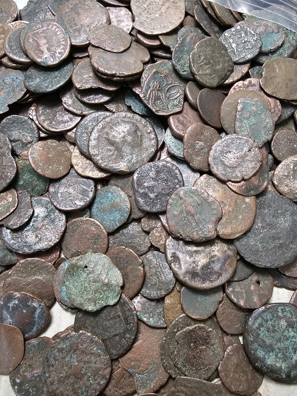 ONE (1) RANDOM ANCIENT ROMAN COIN LOW GRADE 200-500 AD BRONZE AE Greek Byzantine