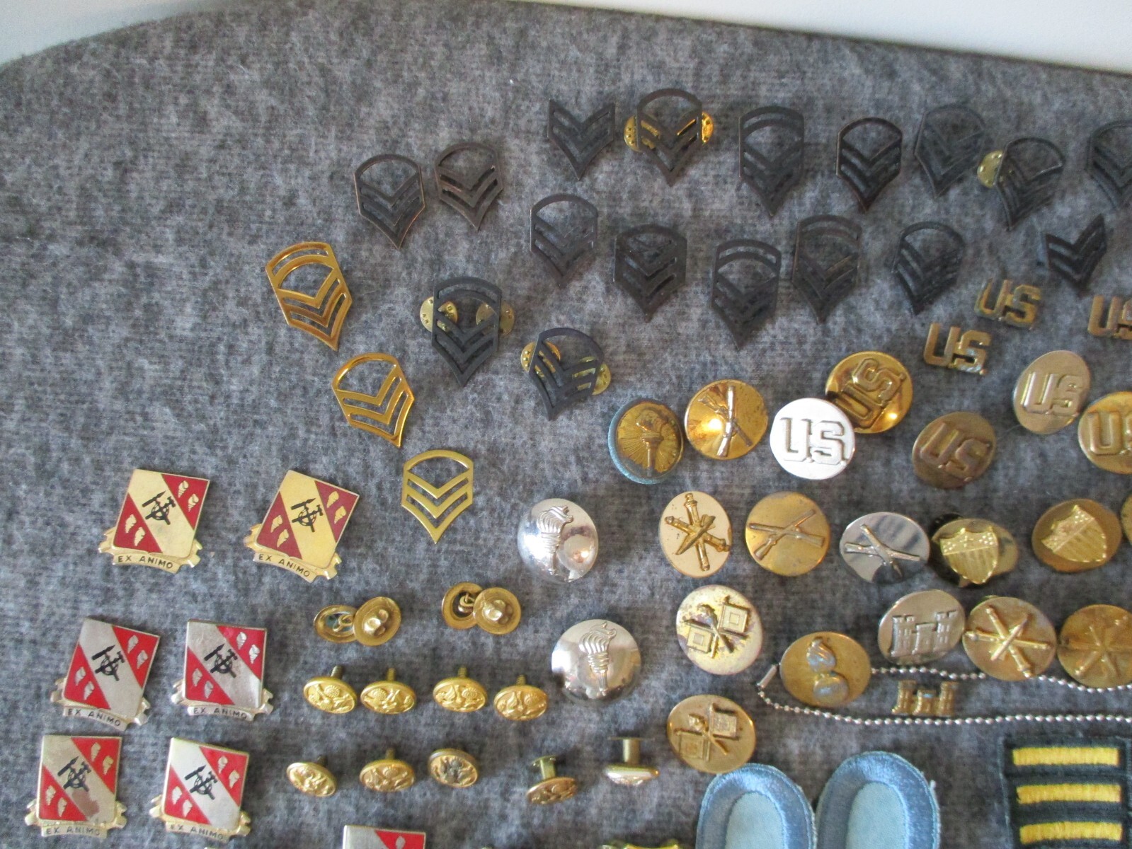 WWII/KOREA/VIETNAM PINS BADGES PATCHES BUCKLES++ - OVER 180+