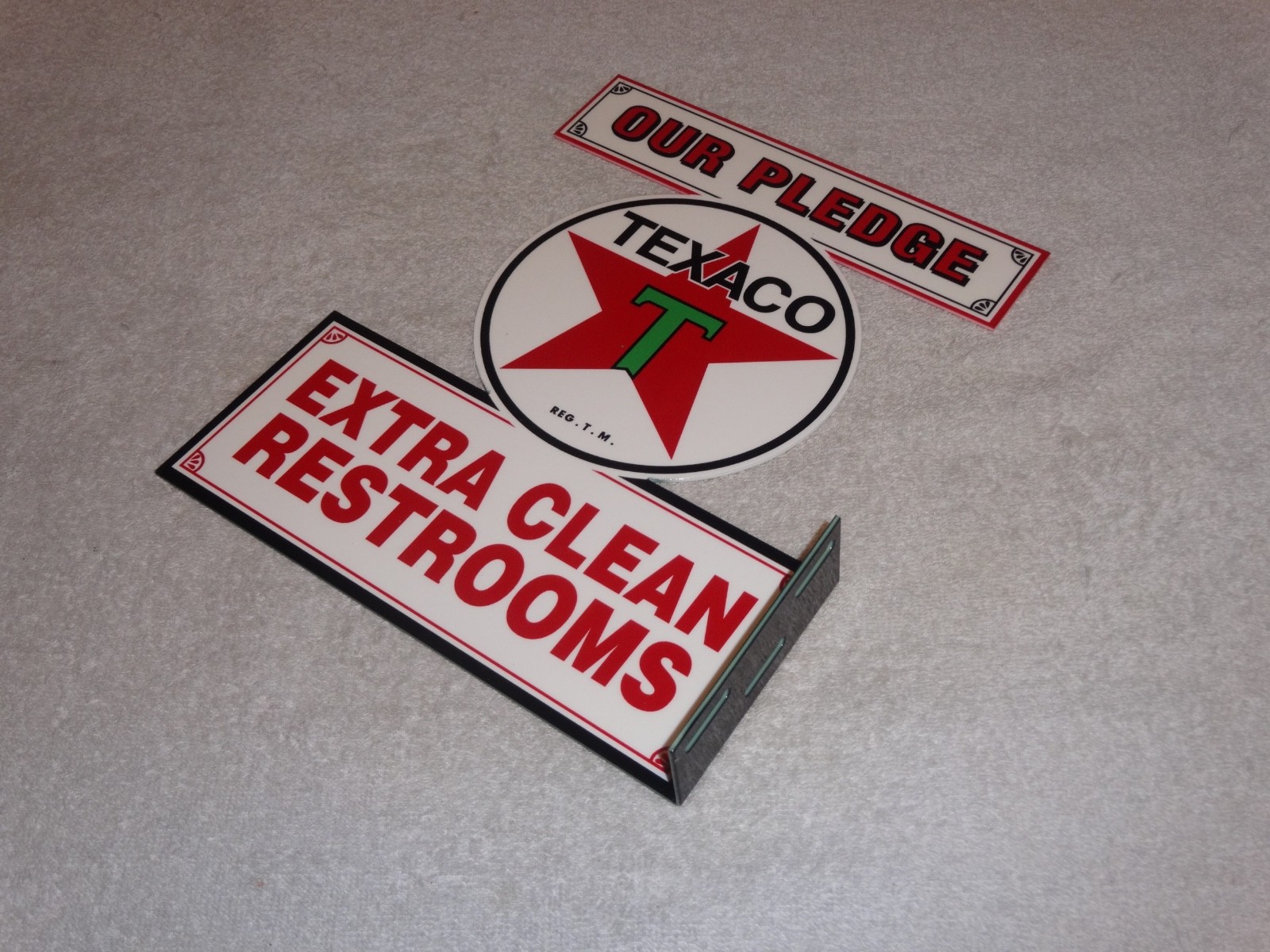 VINTAGE TEXACO OUR PLEDGE CLEAN RESTROOMS 11 3/4" METAL GASOLINE OIL FLANGE SIGN