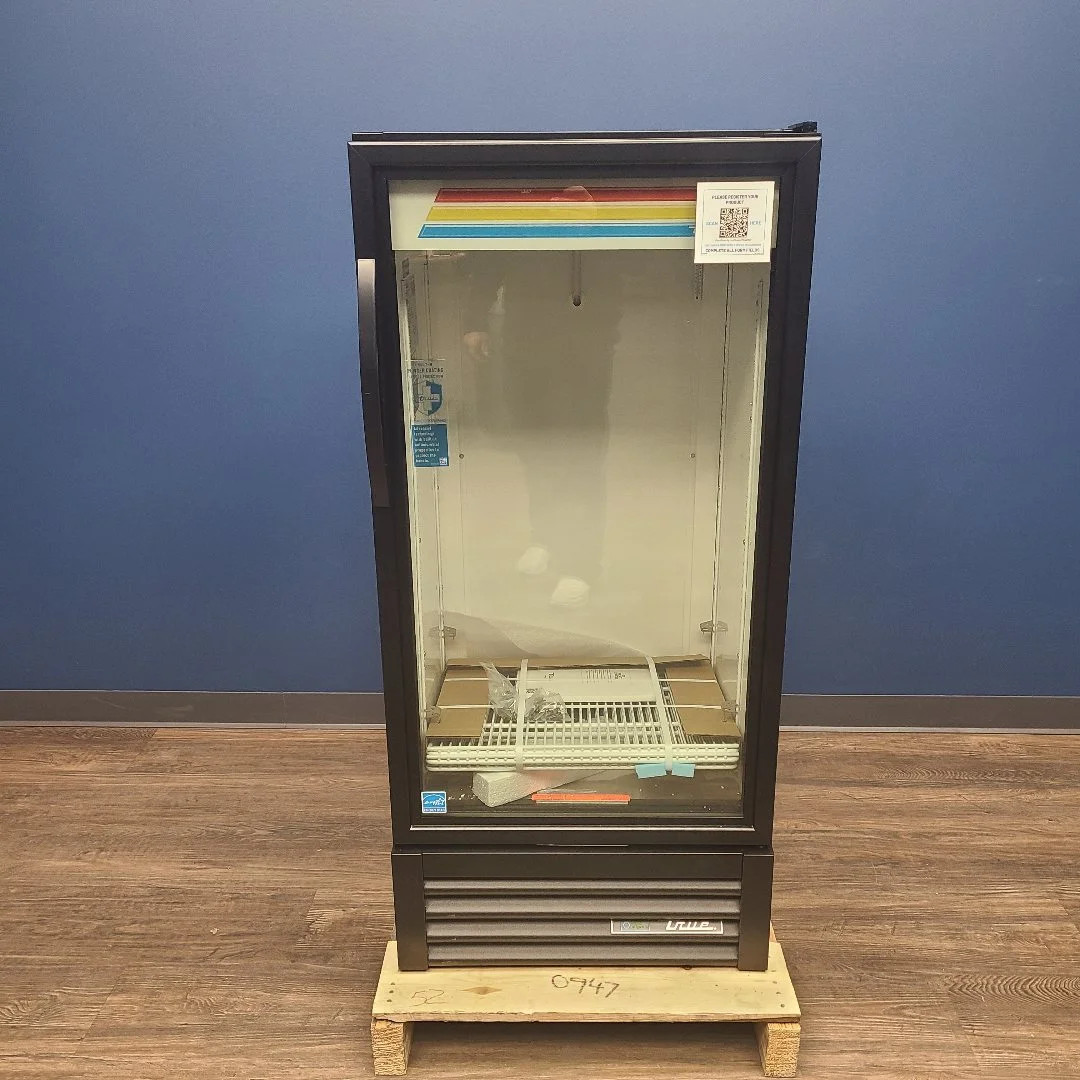 True GDM-10-HC~TSL01 Glass Merchandiser Refrigerator (Scratch & Dent 0947)