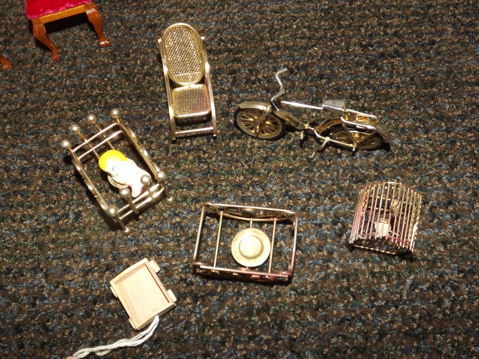 VINTAGE TOY MINIATURE DOLLS & FURNITURE LOT