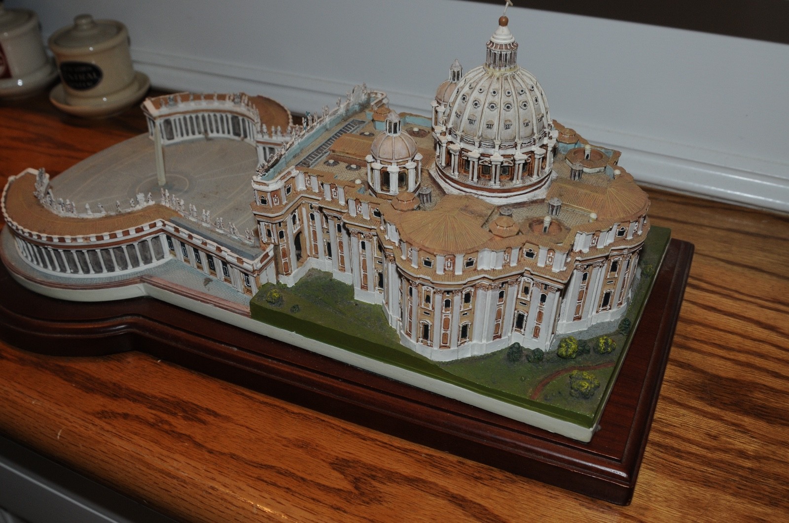 The Vatican St. Peters Basilica Model with Wood Base Religion Christianity *****