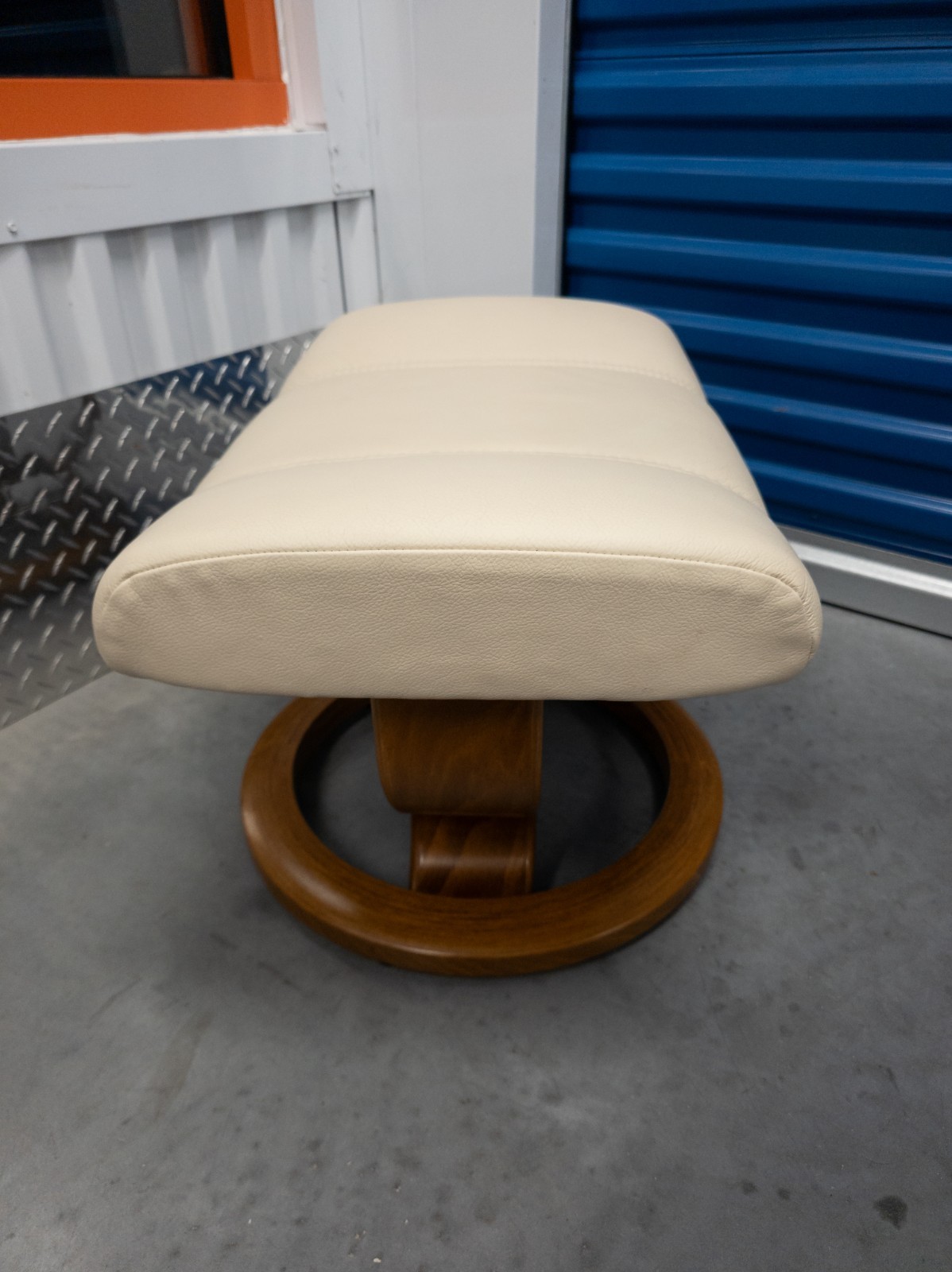 Ekornes Stressless Cream Colored Leather Ottoman | Tilt Function | Teak
