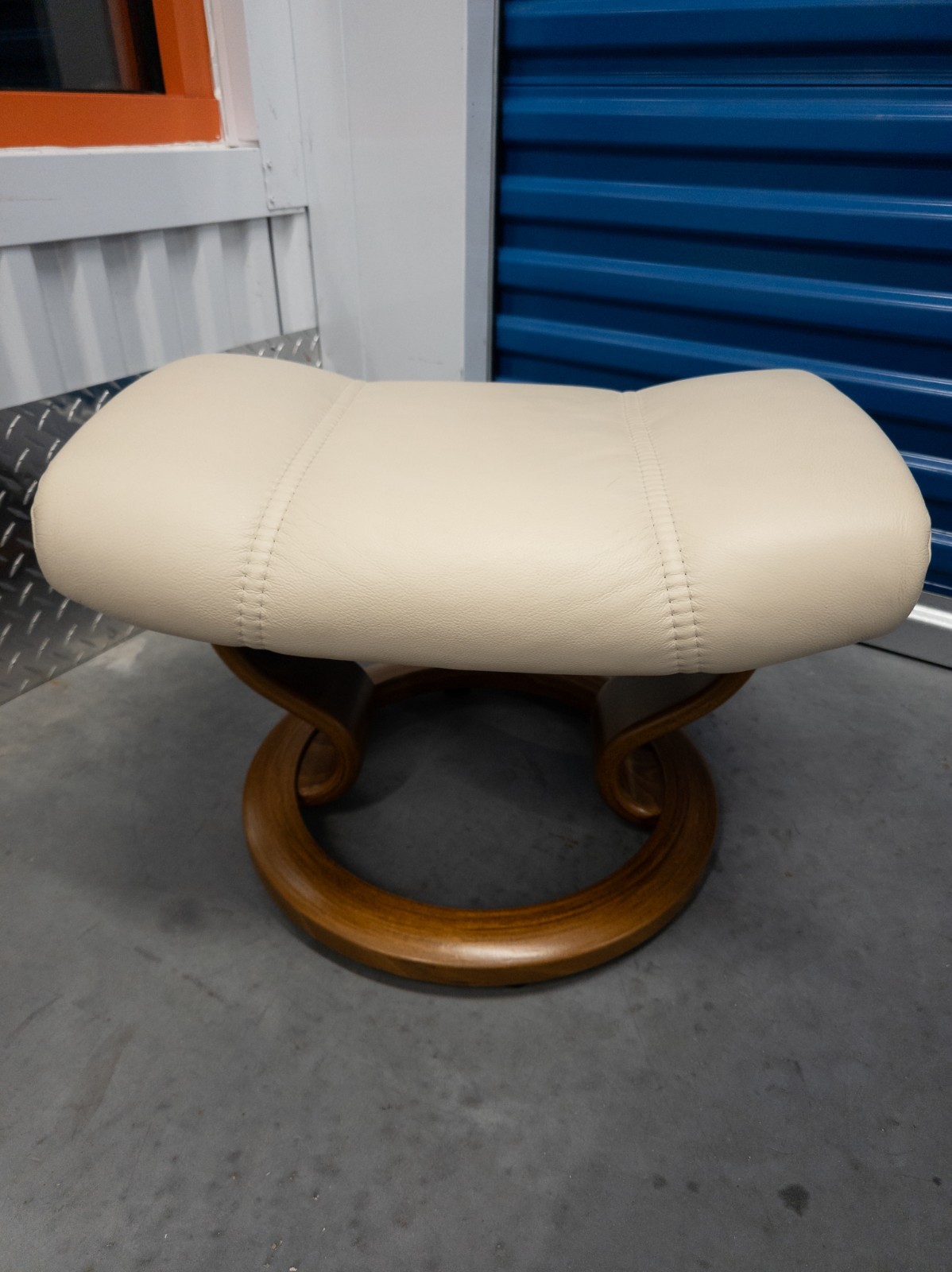 Ekornes Stressless Cream Colored Leather Ottoman | Tilt Function | Teak