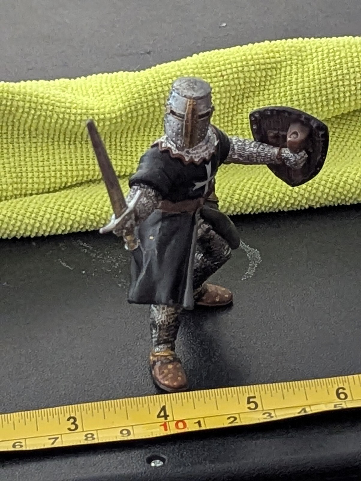 INTICING SCHLEICH WARRIOR MEDIEVAL W/ SHIELD & SWORD READY FOR BATTLE VG COLORS
