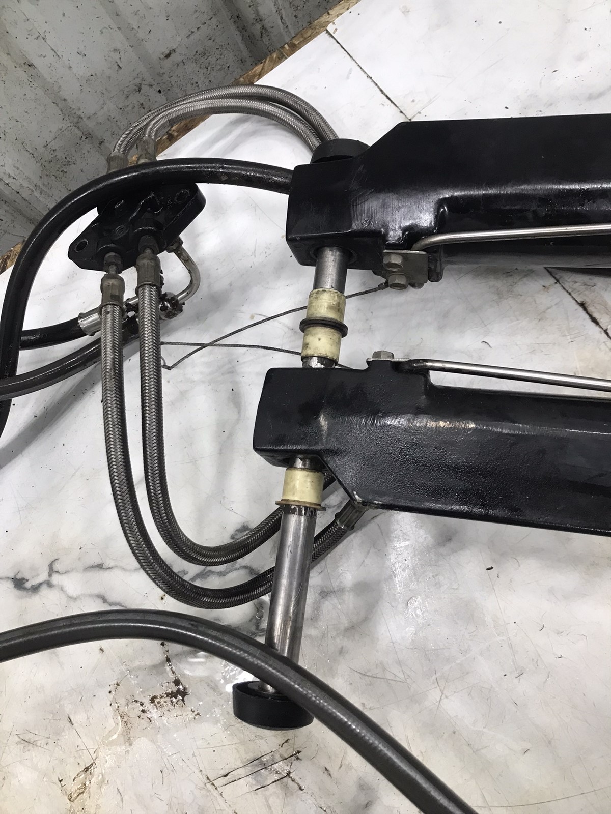 MerCruiser Mercury Marine out drive outdrive trim tilt lift hydraulic cylinders